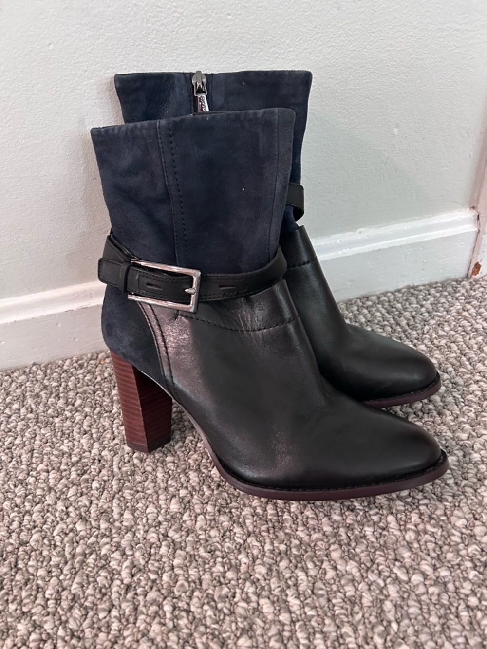 Clarks Black Leather bootie’s